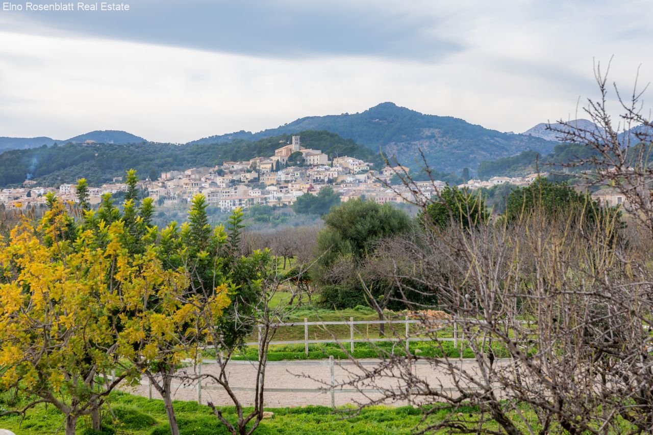 Der Reitplatz mit Blick zum Ort Der Reitplatz mit Blick zum Ort